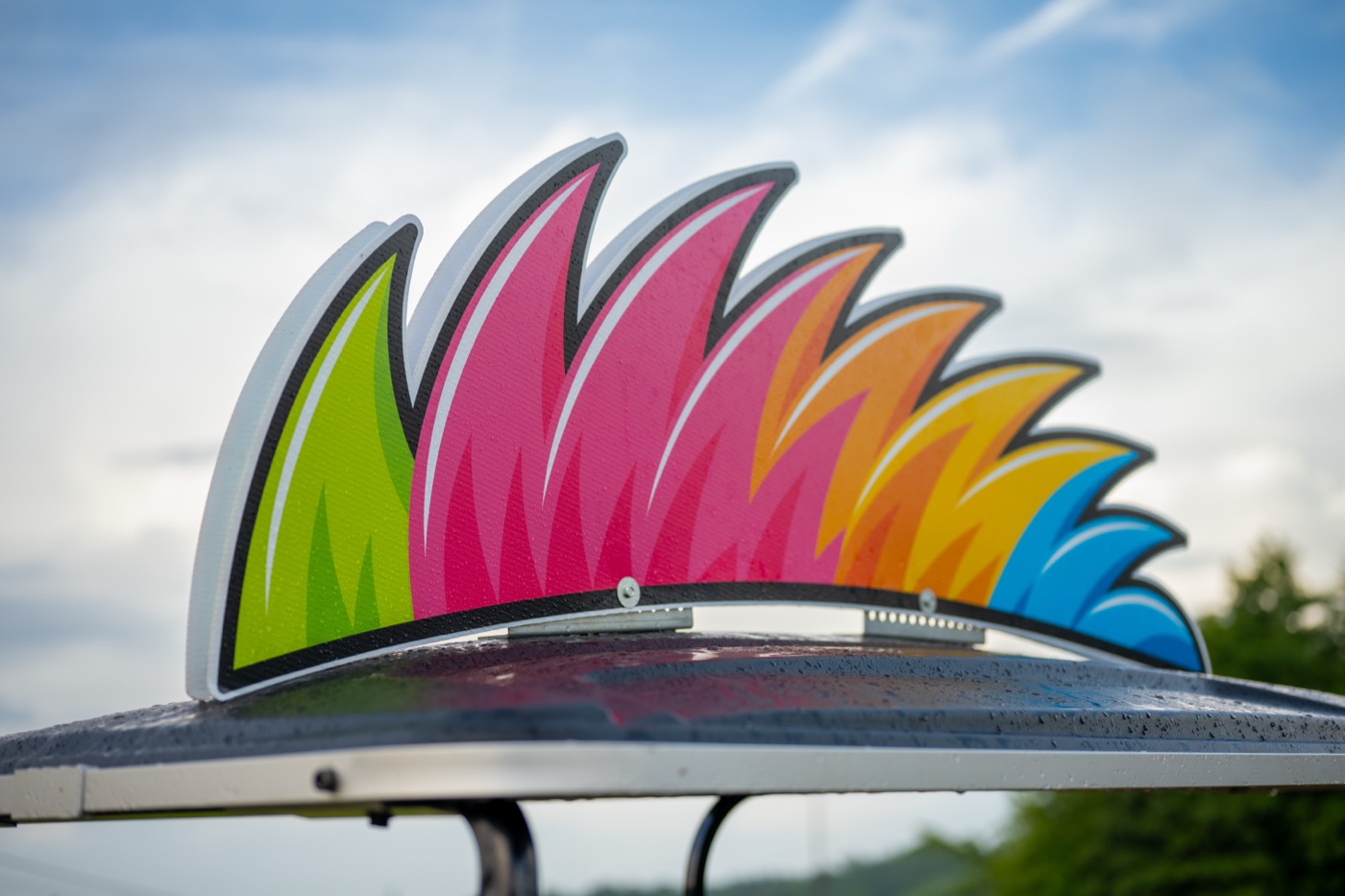 The rainbow mohawk crest on the cart roof